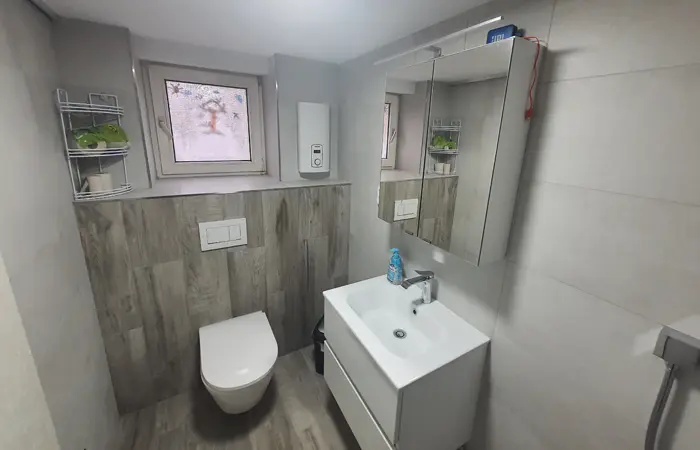 Individuelles Neubau-Badezimmer von DMK Bau Reichelsheim - modernes Bad mit bodengleicher Dusche, freistehender Badewanne und hochwertigen Materialien.