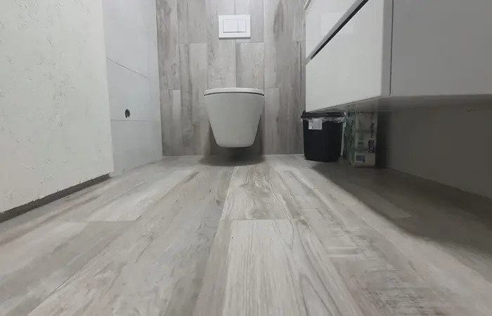 Neubau-Badezimmerlösung von DMK Bau Reichelsheim - maßgeschneidertes Bad mit optimaler Raumausnutzung und hochwertiger Ausstattung.