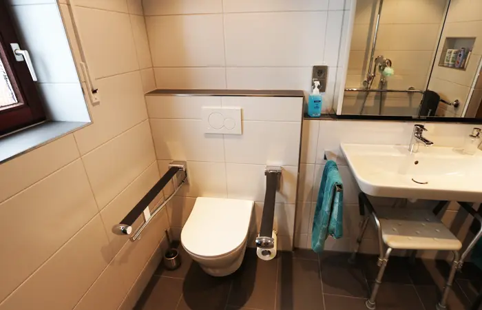 Detailaufnahme barrierefreier Umbau mit bodengleicher Dusche und rutschfesten Fliesen durch DMK Bau Reichelsheim.