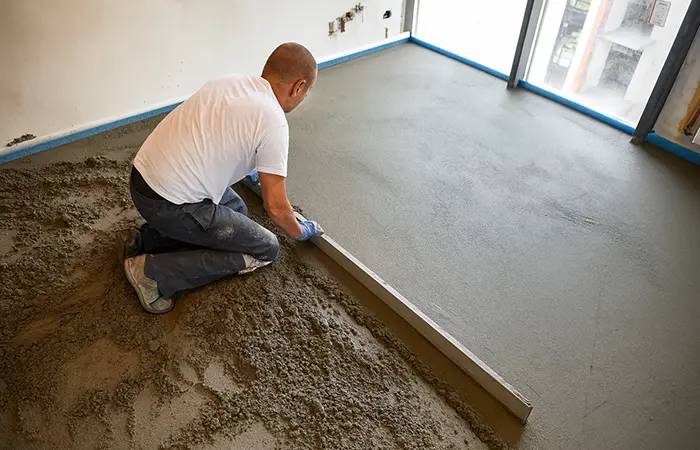 Professionelle Estricharbeiten von DMK Bau Reichelsheim - Einbau von Zementestrich mit Fußbodenheizung.