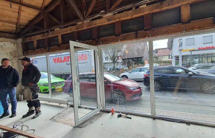 Professioneller Fenstereinbau von DMK Bau Reichelsheim - Montage eines modernen Kunststofffensters mit Wärmedämmung.