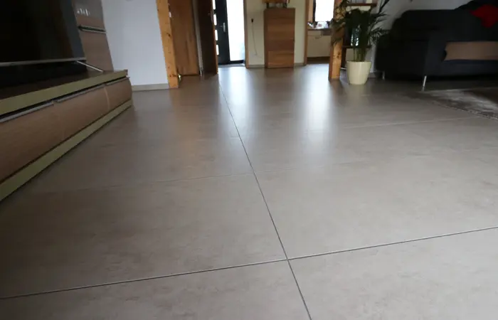 Detailaufnahme Fliesenverlegung mit perfekter Fugenausrichtung durch DMK Bau Reichelsheim.