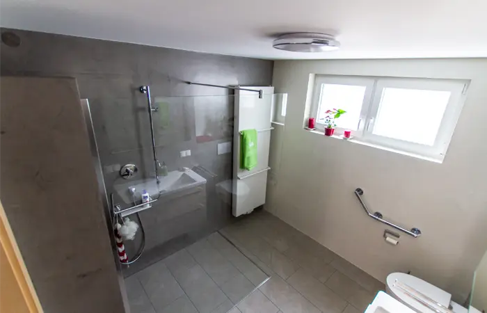 Detailaufnahme eines fugenlosen Bads mit nahtloser Flüssigfolien-Abdichtung durch DMK Bau Reichelsheim - komplett ohne Fugen und Übergänge.