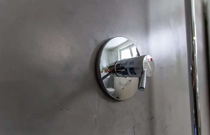 Fugenlose Badlösung von DMK Bau Reichelsheim - komplett nahtlose Badgestaltung mit integriertem Ablauf und Sockelleiste.