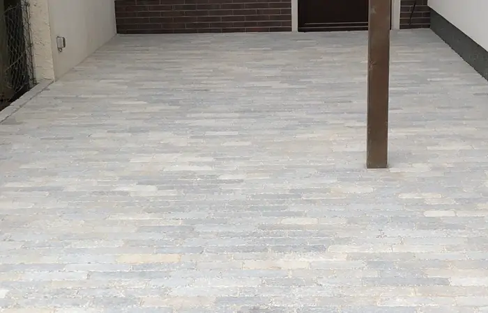 Detailaufnahme einer fachgerecht gepflasterten Terrasse mit Natursteinen und sauberen Fugen durch DMK Bau Reichelsheim.