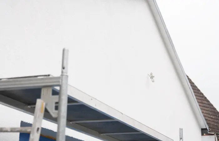 Professionelle Fassadensanierung von DMK Bau Reichelsheim - Hausfassade mit Wärmedämmverbundsystem und hochwertigem Außenputz.