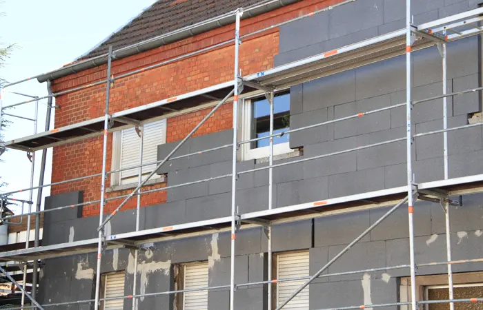 Fassadenlösung von DMK Bau Reichelsheim - modernisierte Hausfassade mit Wärmedämmverbundsystem und neuem Außenputz.