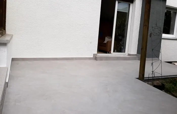 Detailaufnahme einer fachgerecht gebauten Holzterrasse mit hochwertigen Dielen und moderner Beleuchtung durch DMK Bau Reichelsheim.