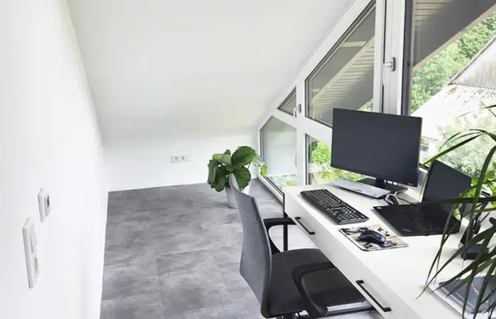 Trockenbau-Lösung von DMK Bau Reichelsheim mit sanierten Wänden und abgehängter Decke.