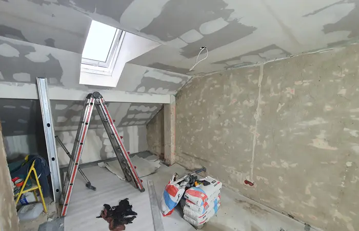 Detailaufnahme Trockenbauprofil, Dämmung und Gipskarton bei DMK Bau Reichelsheim.